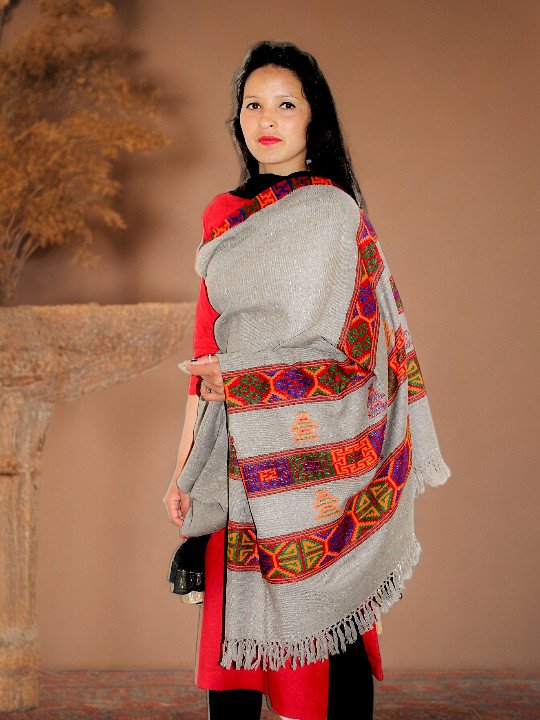 Exquisite Kinnauri Handloom Shawl - Traditional Woven Elegance Himachal Box