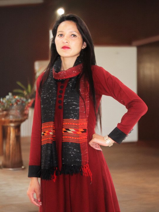 Himalayan Handwoven Woolen Stole - Classic Design for Women's Wardrobe