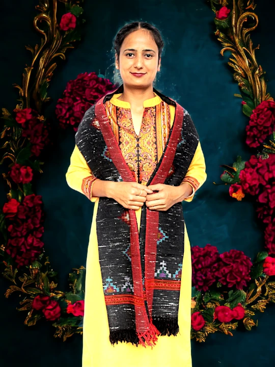 Himalayan Harmony: Handloom Woven Wool Scarf Hiamchalbox.in