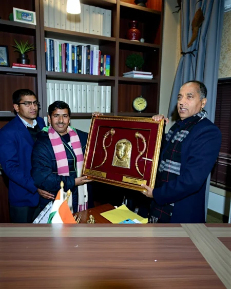 CM Jai Ram Gifting Himachali Handicraft Brass Mohra To Guest