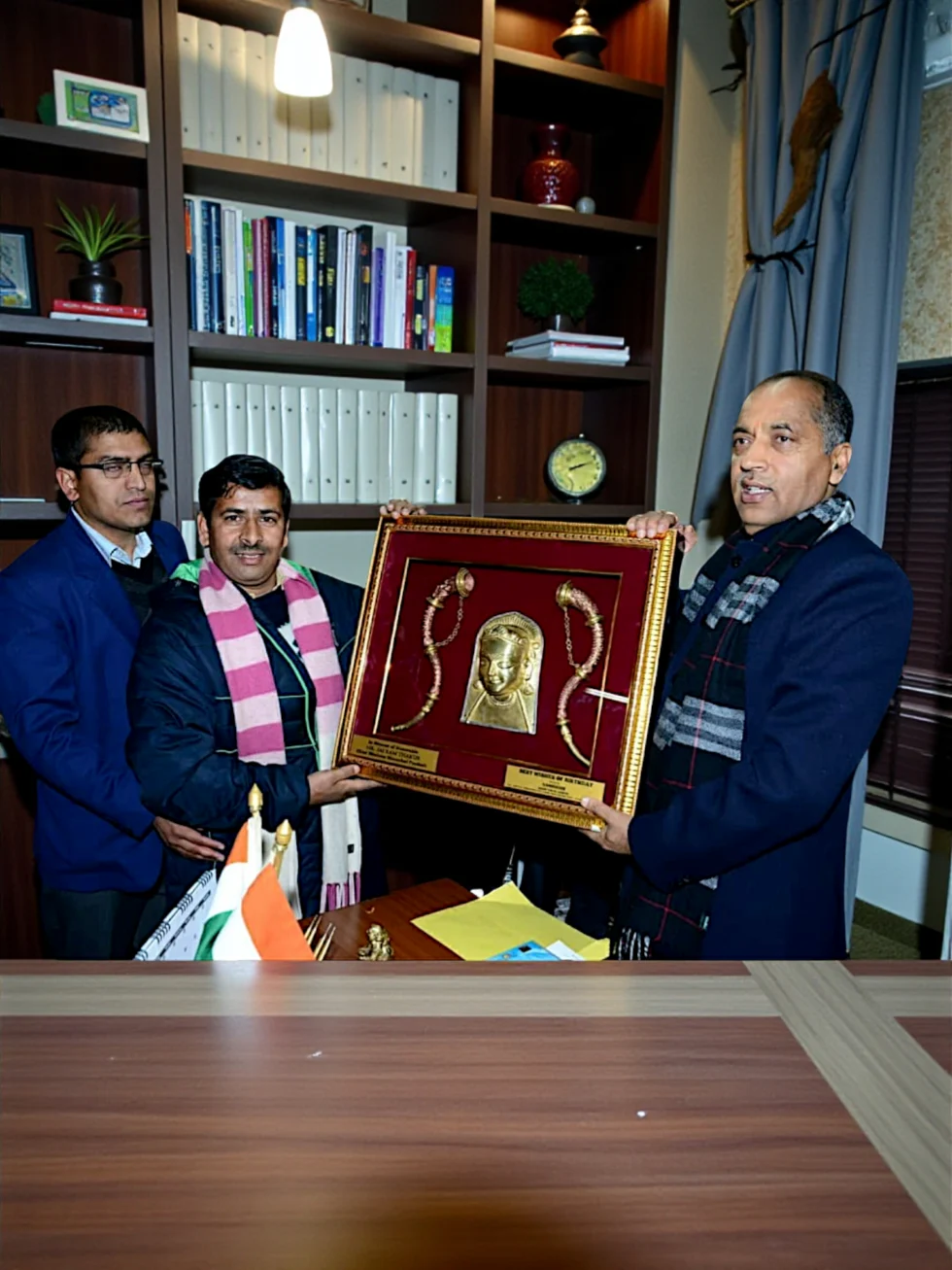CM Jai Ram Gifting Himachali Handicraft Brass Mohra To Guest